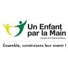Un-Enfant-par-la-Main-400x400-BD